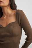 NA-KD Trend Pullover mit langen Ärmeln und Brust-Detail - Brown