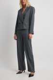 Wendy Swan x NA-KD Anzughose mit hoher Taille und normaler Passform - Grey