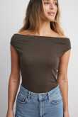 NA-KD Soft Line schulterfreies Top - Brown